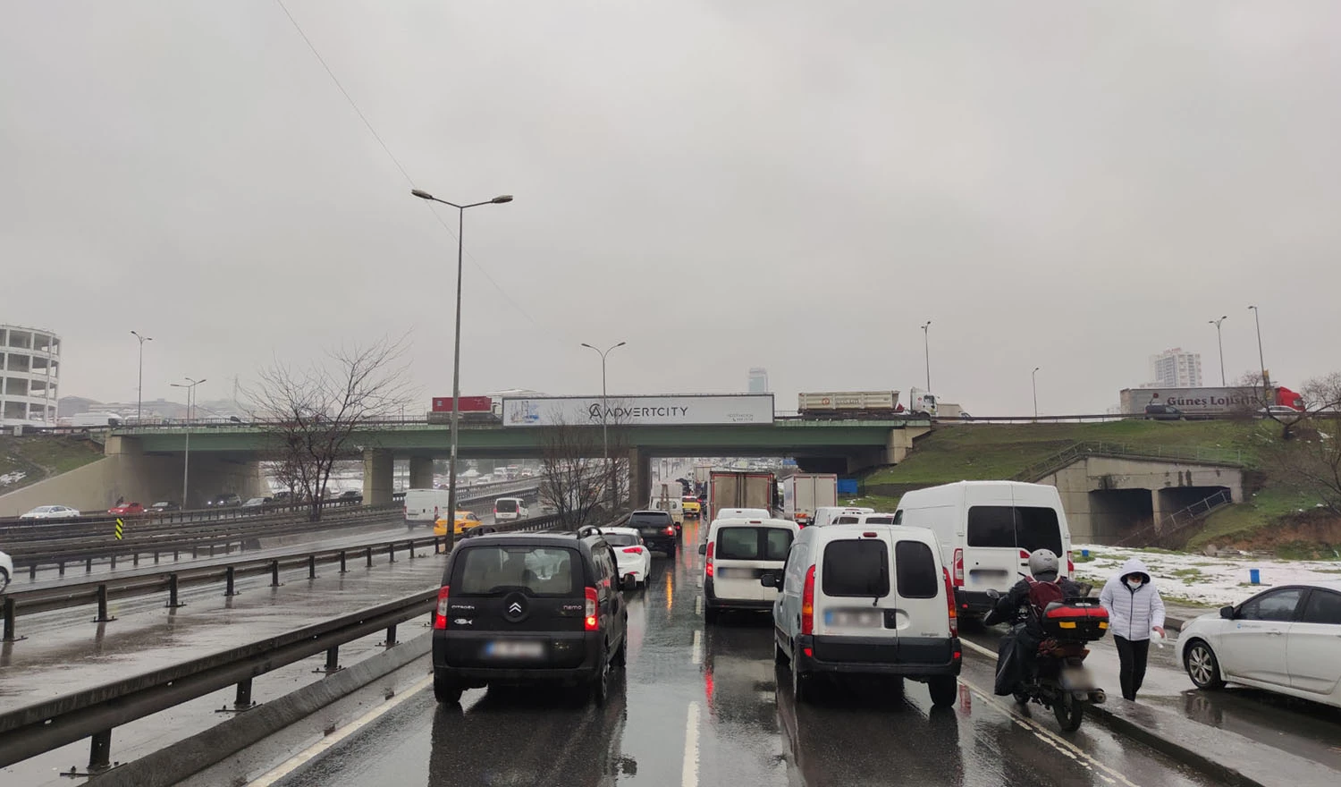 Beylikdüzü Ambarlı Girişi Araç İstanbul Üst Geçit - 2