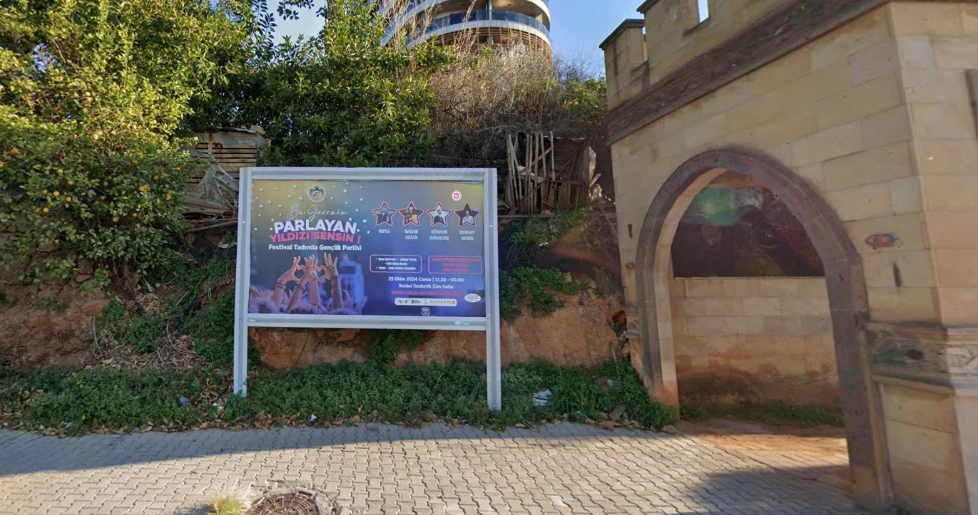 D-400 Otoyolu Belediye Kavşağı Kestel Girişi Tek Alanya Antalya Billboard