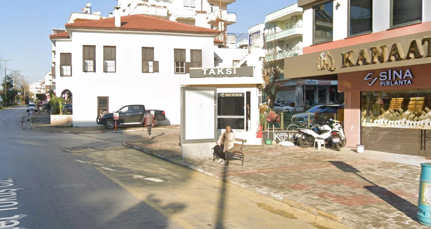 25 M. Yol Kanaat Kuyumculuk Önü Kaldırım Alanya Antalya Raket CLP