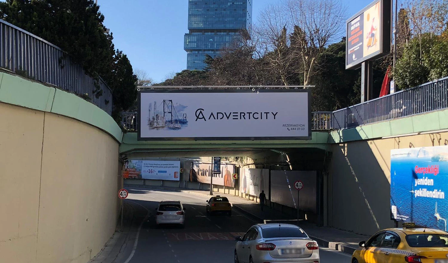 Zincirlikuyu Mezarlık önü Araç Şişli İstanbul Üst Geçit