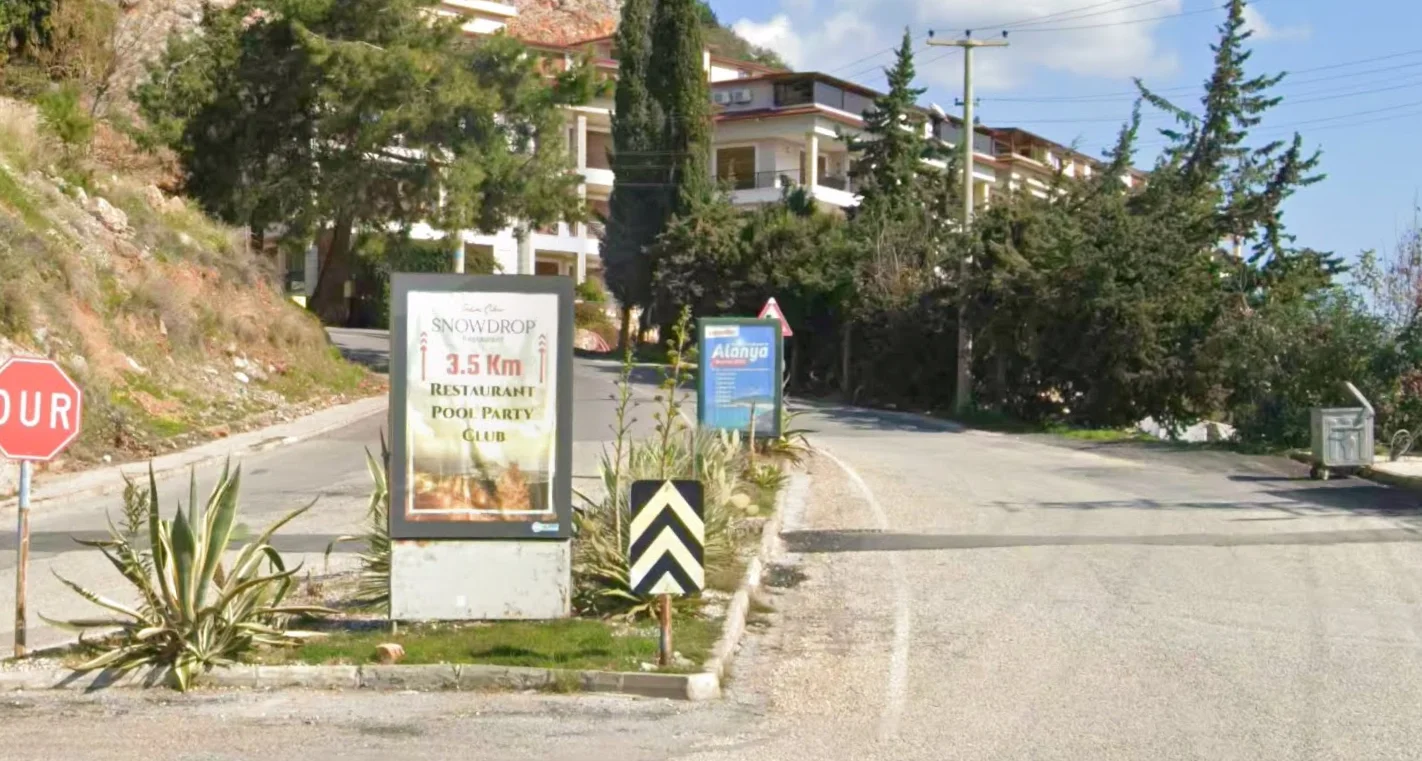 Bektaş Yolu Köşk Restaurant Üstü Kavşak Alanya Antalya Raket CLP - 1