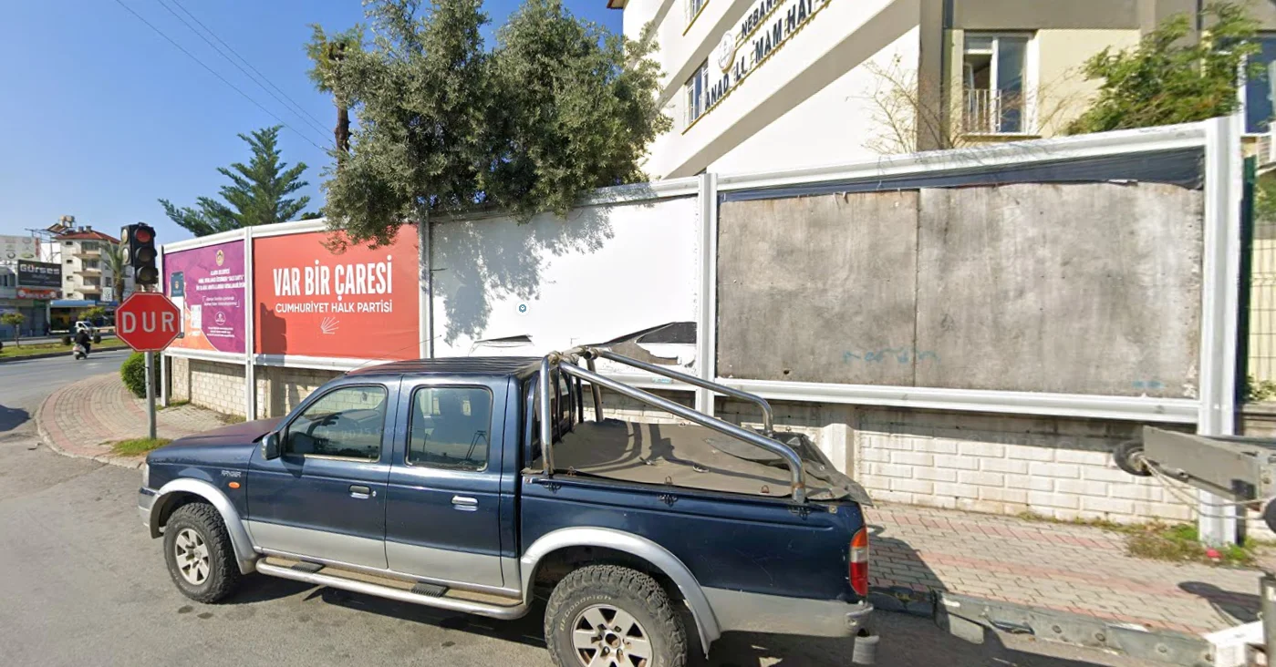Nebahat Şifa İmam Hatip Lisesi Önü Alanya Antalya Billboard - 3